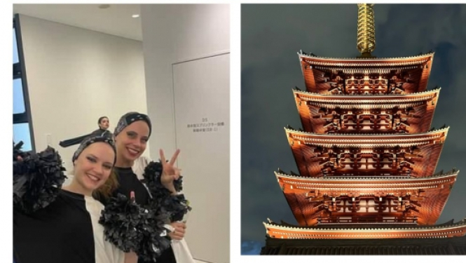 divas sievietes pozē