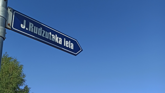 Ielas nosaukums uz ceļa rādītāja