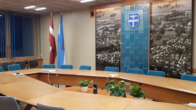 apaļš galds un krēsli apkārt