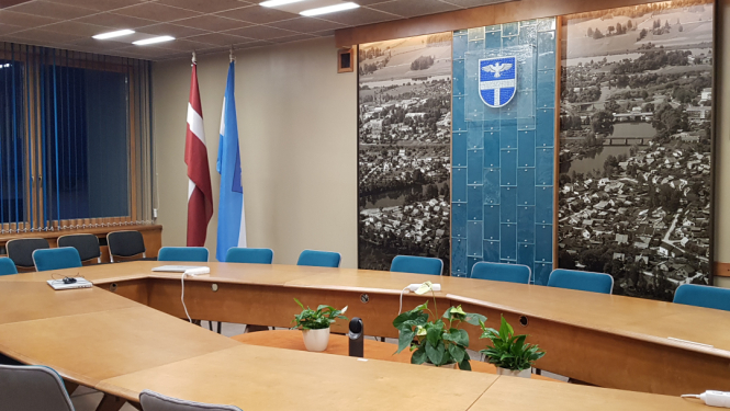 apaļš galds un krēsli apkārt