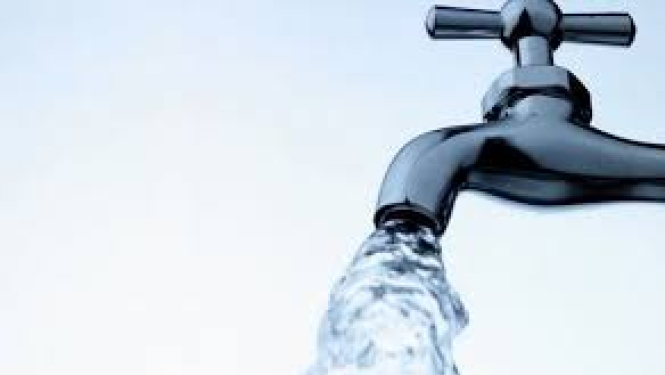 krāns no kura tek ūdens