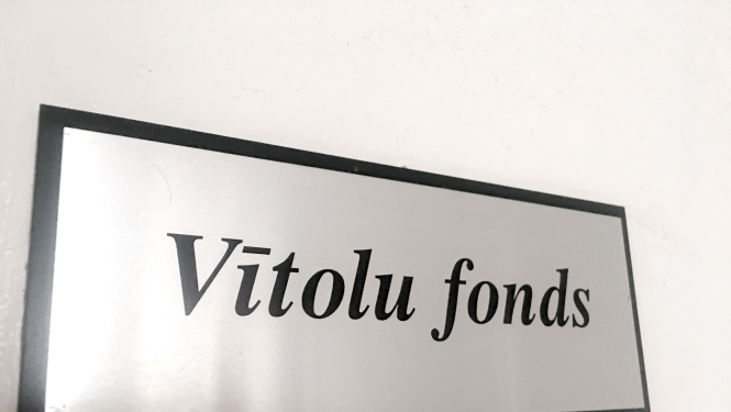 Durvju šilte ar uzrakstu