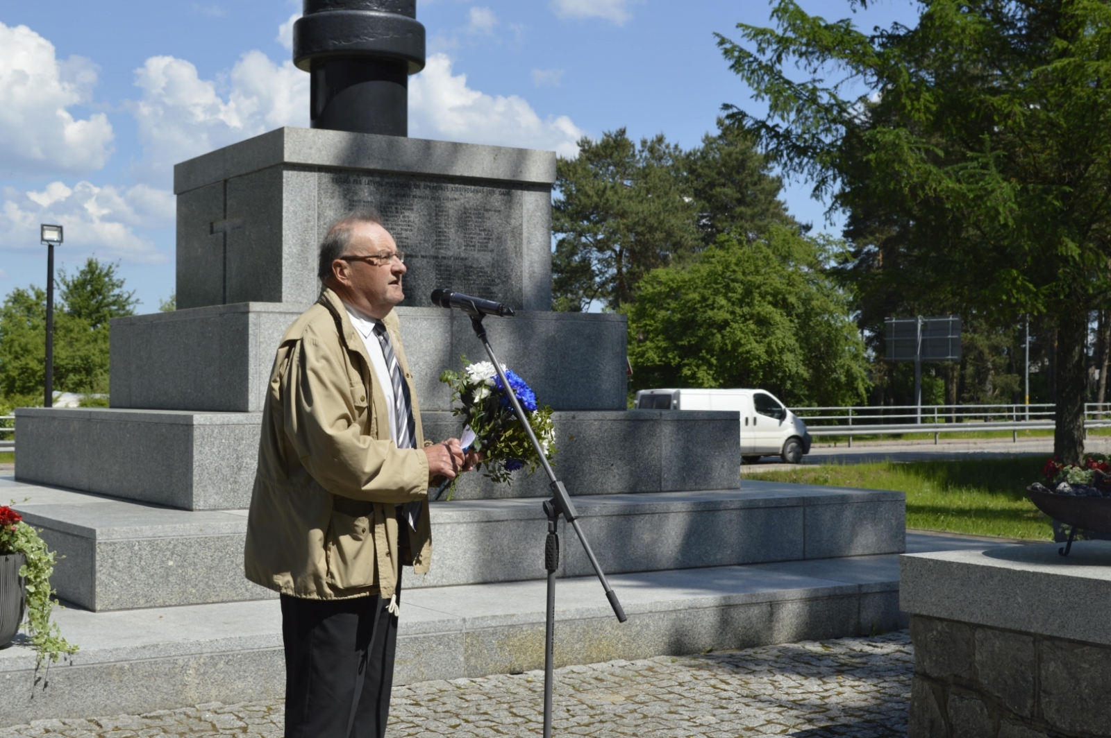 Ziedu nolikšana pie Līvānu Atbrīvošanas pieminekļa