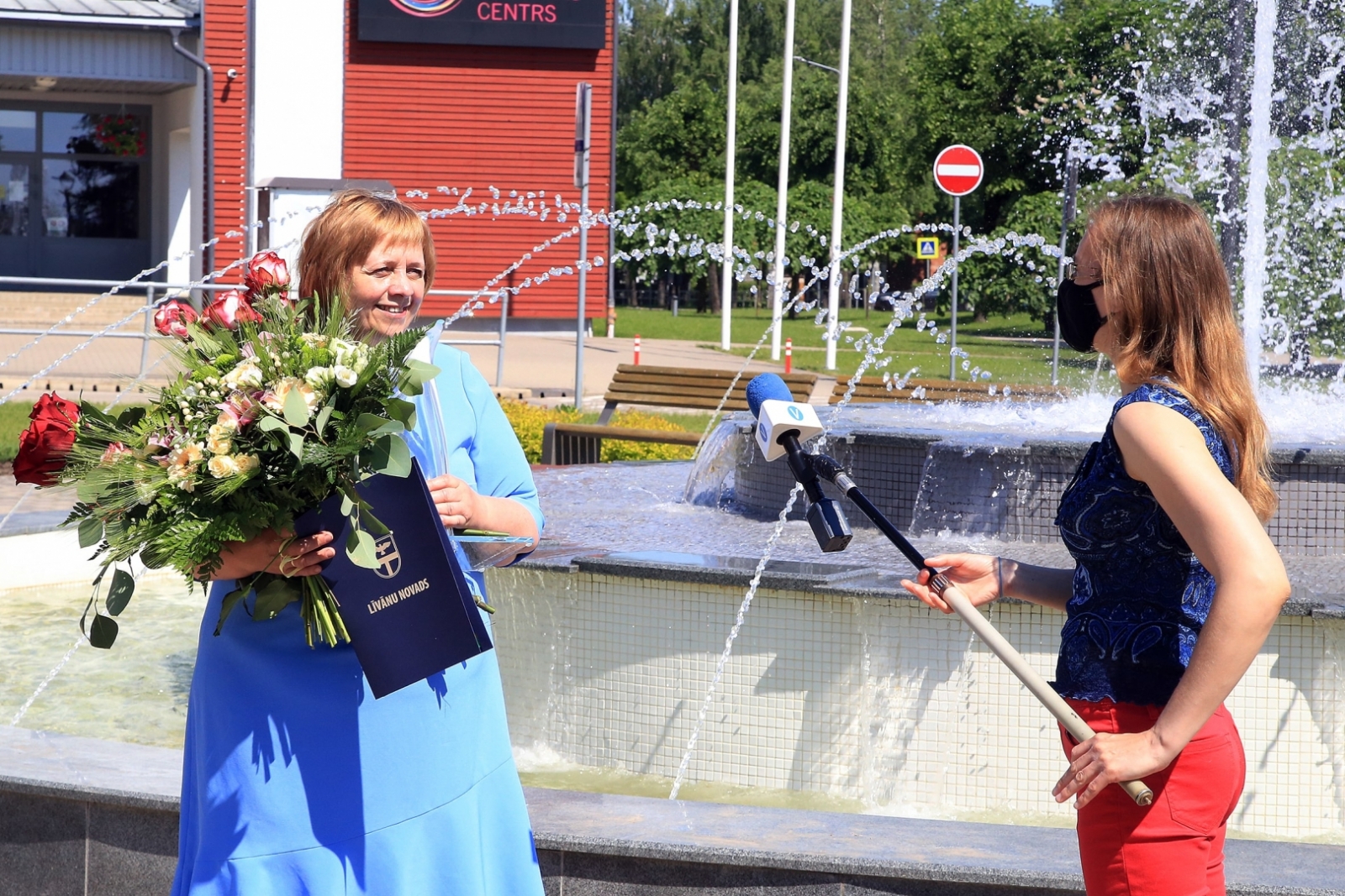 Anna Kārle, Līvānu Goda pilsonis 2020, sniedz interviju TV