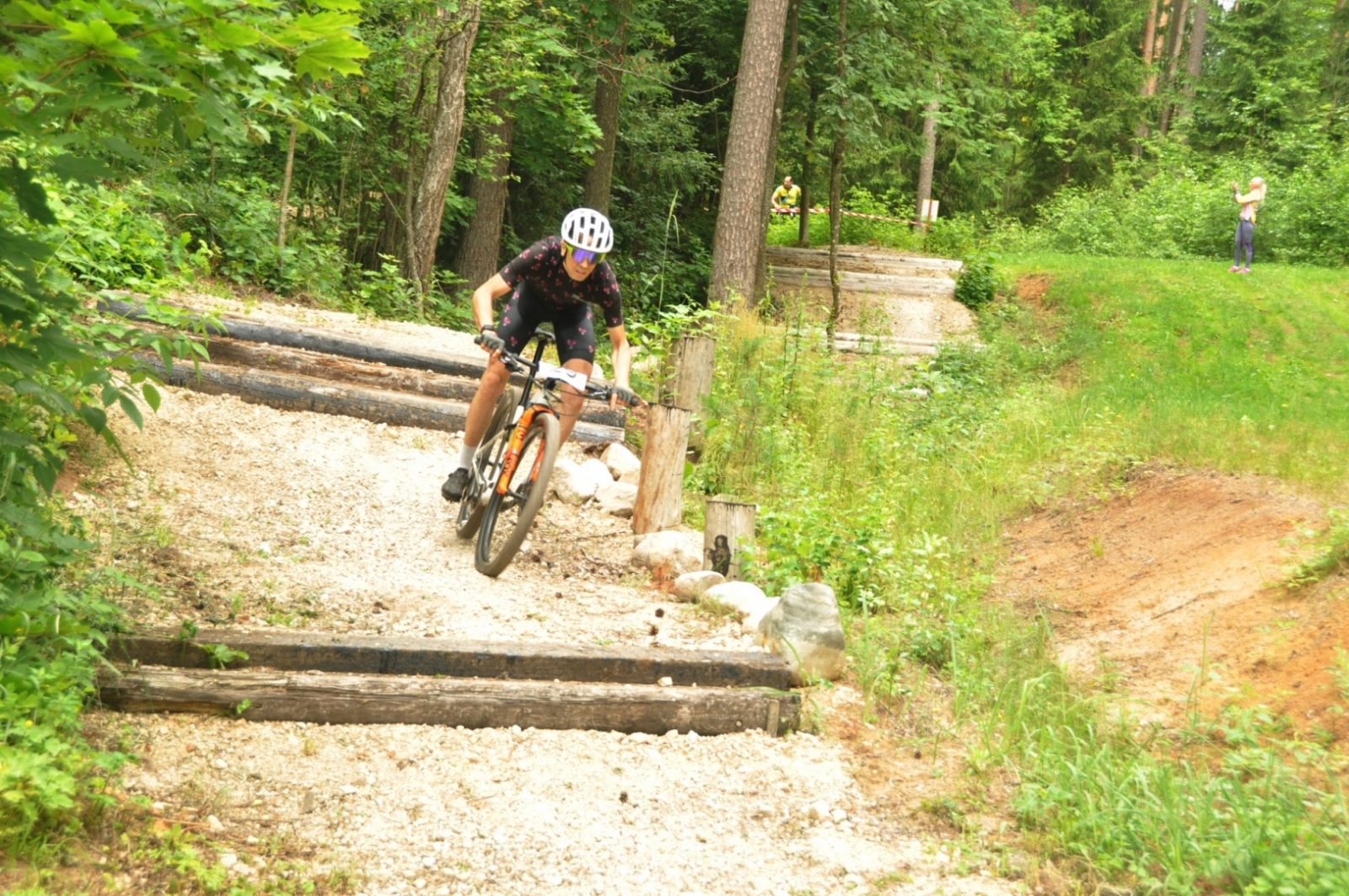 Velosipēdists brauc pa celiņu