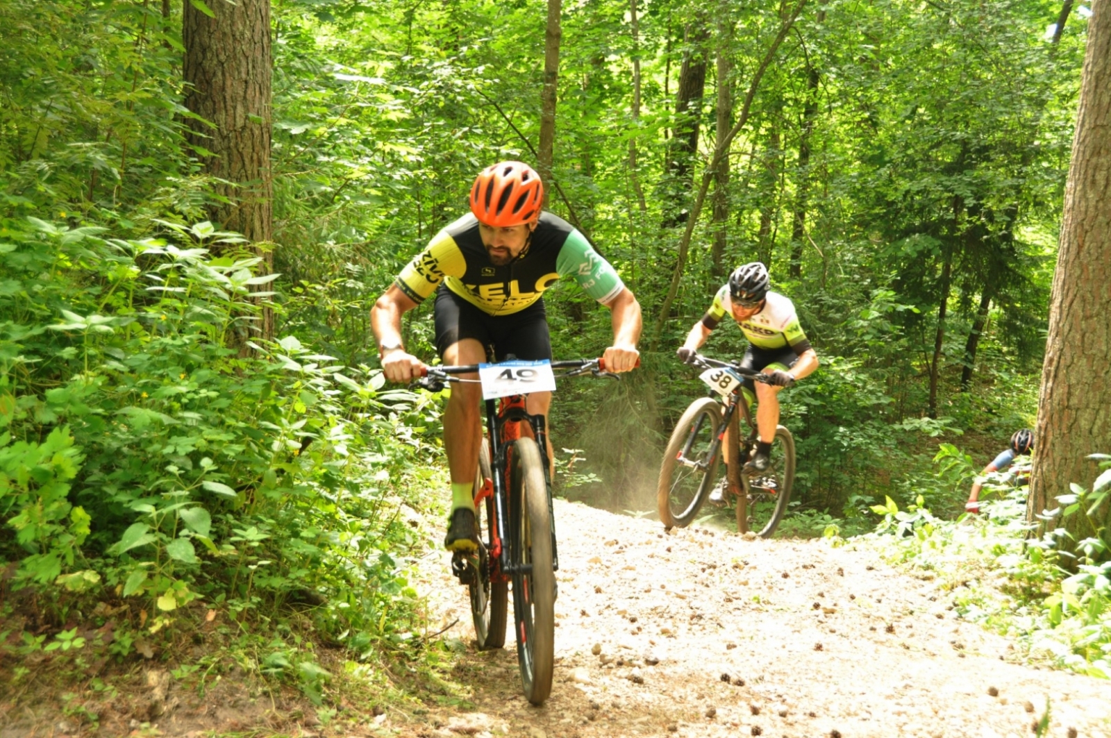 Velosipēdisti brauc pa celiņu