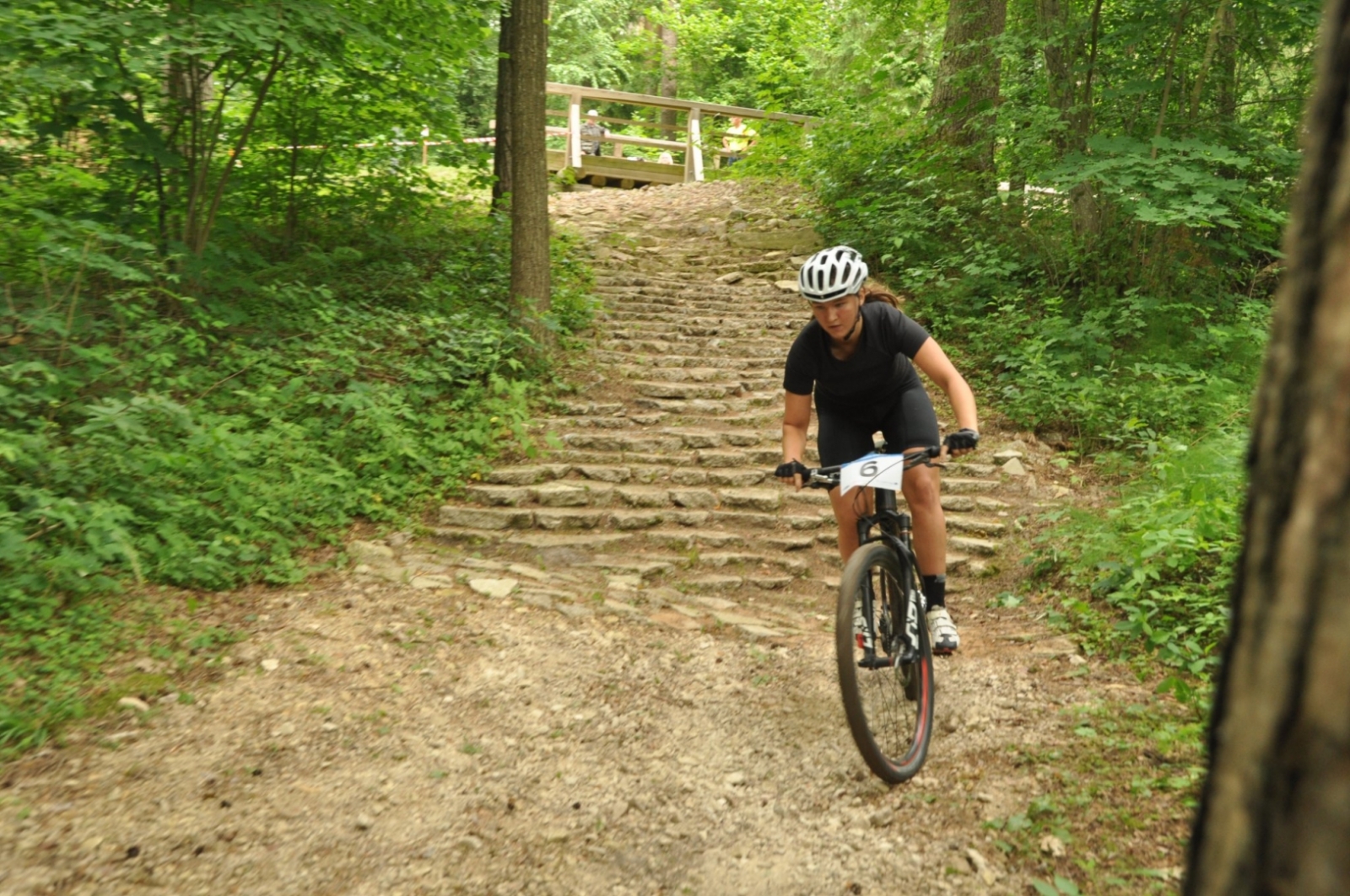 Velosipēdists brauc pa celiņu