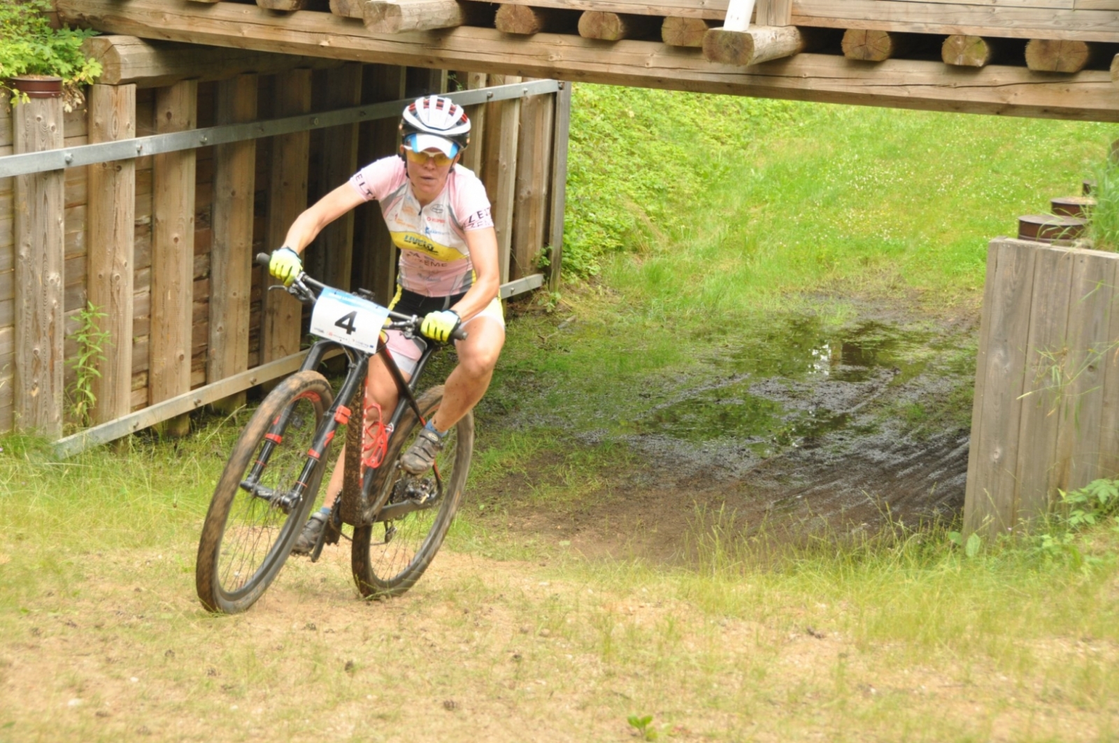 sieviete brauc ar velo