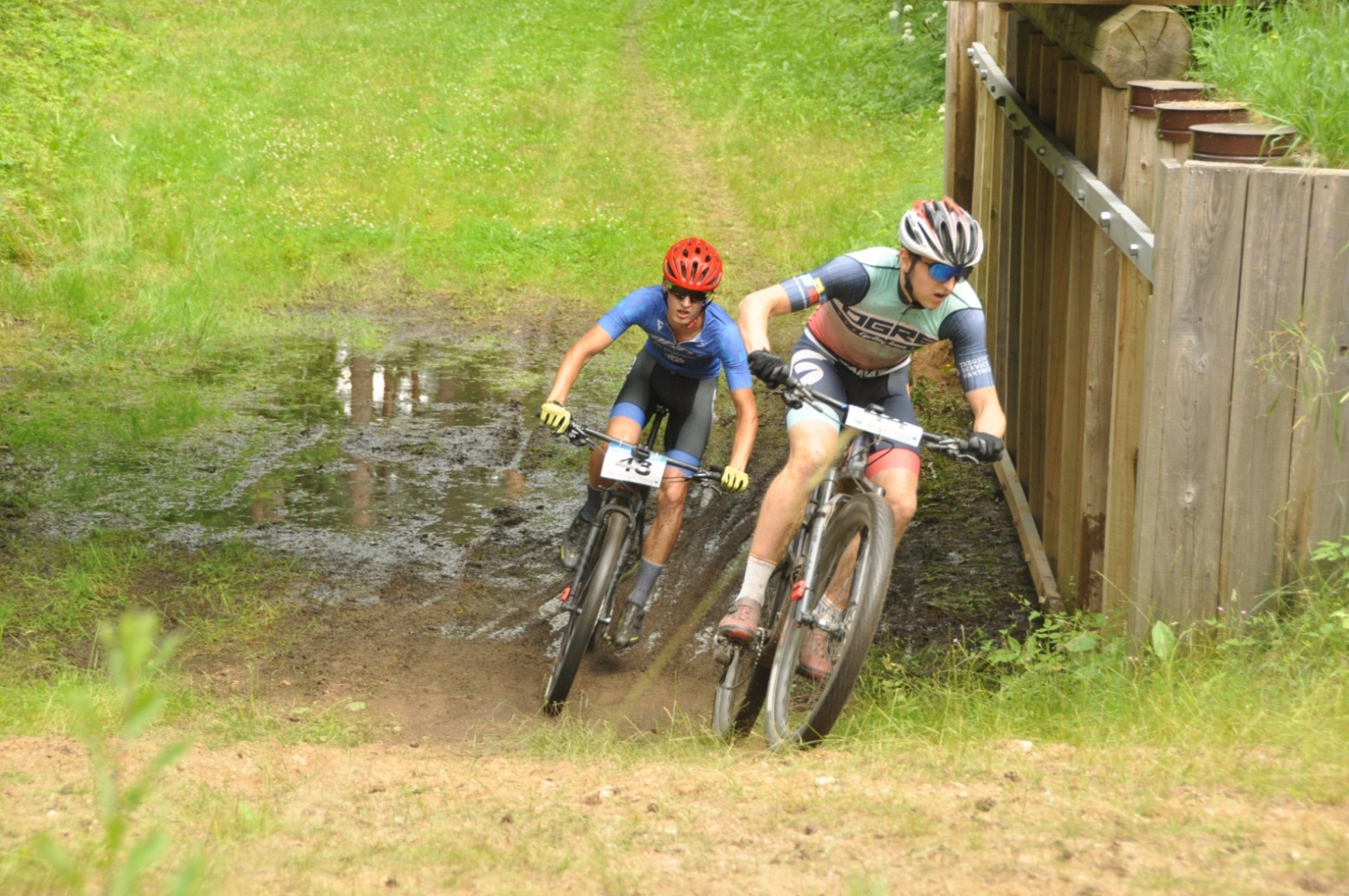 divi velosipēdisti brauc pa celiņu