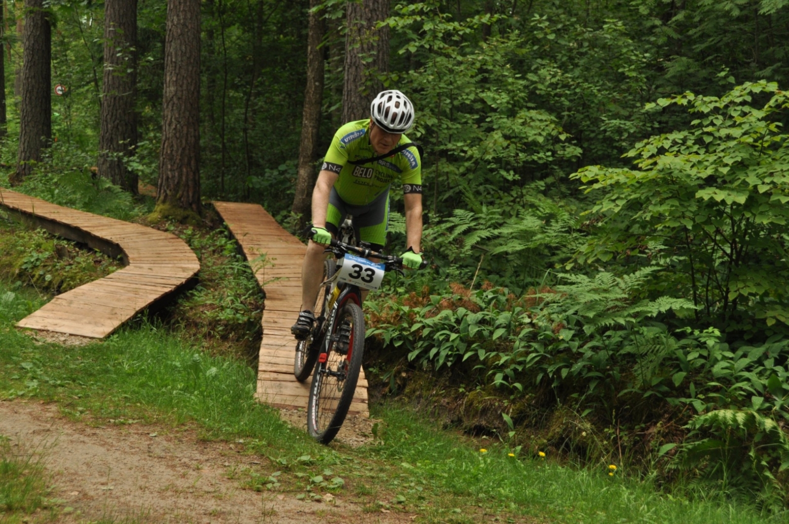 Velosipēdists brauc pa celiņu