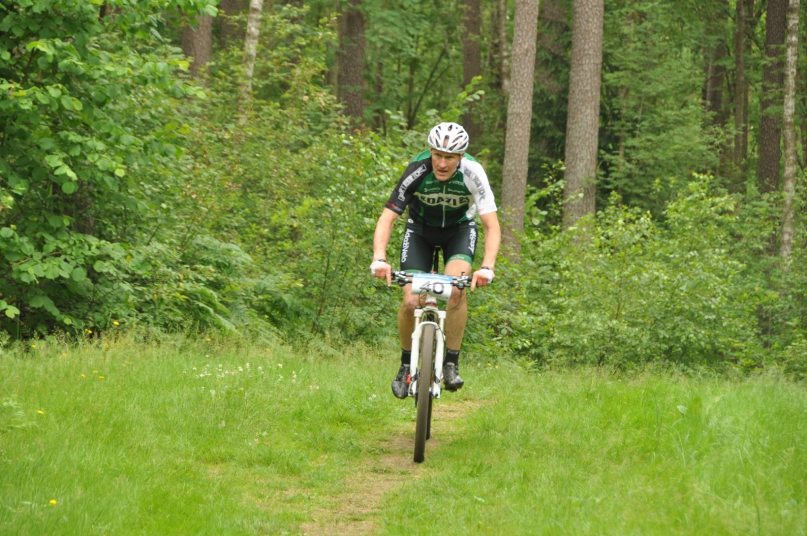 Velosipēdists brauc pa celiņu