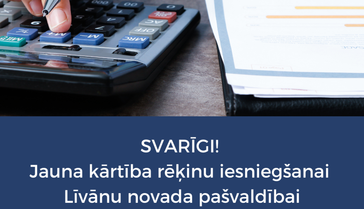 kalkulators un roka, kas ar  to strādā