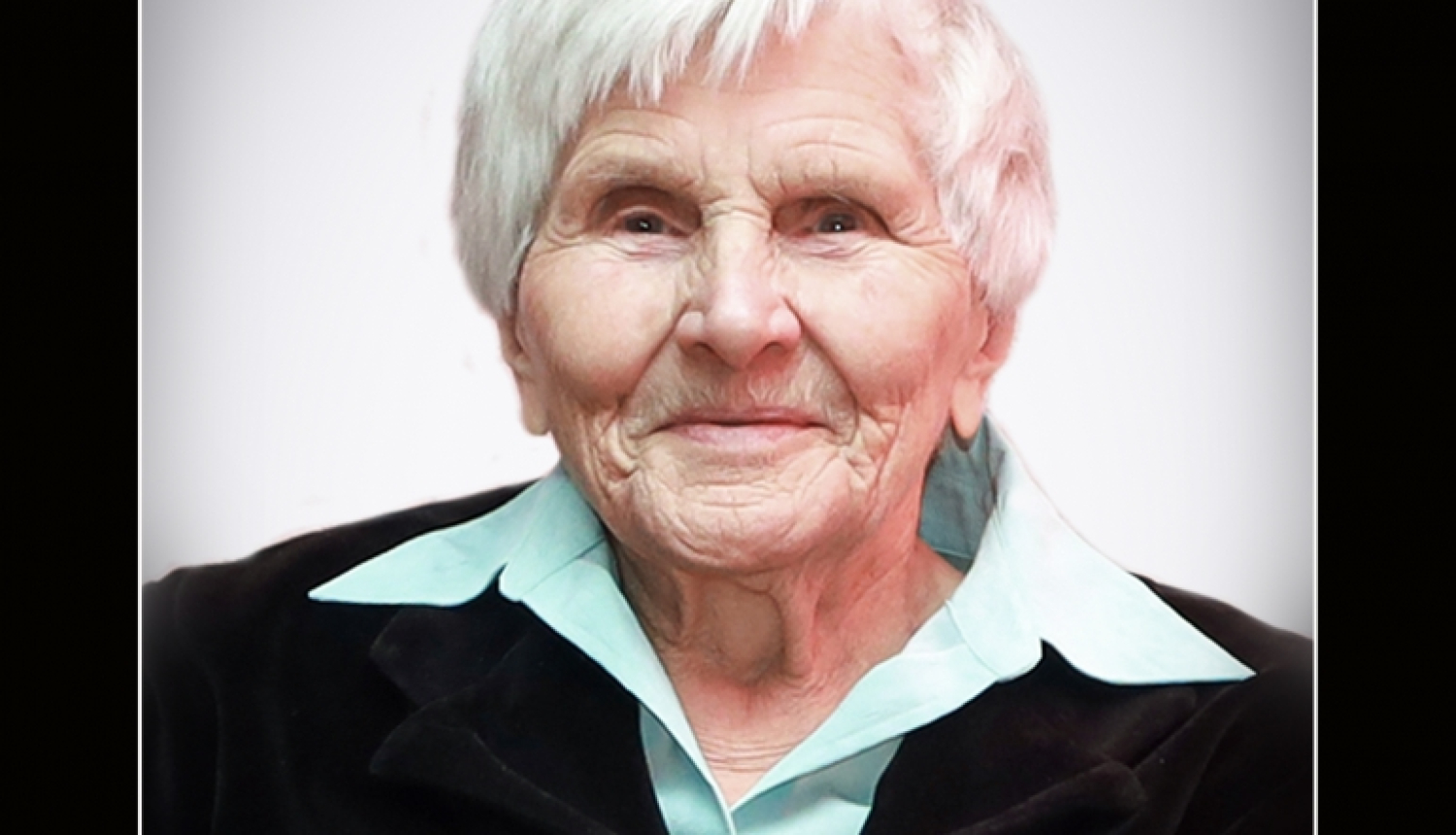 sieviete gados melnā rāmītī