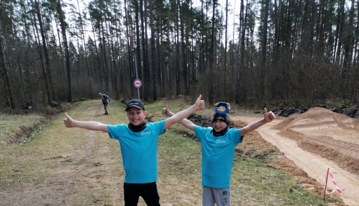 divi puikas Gŗivas parkā