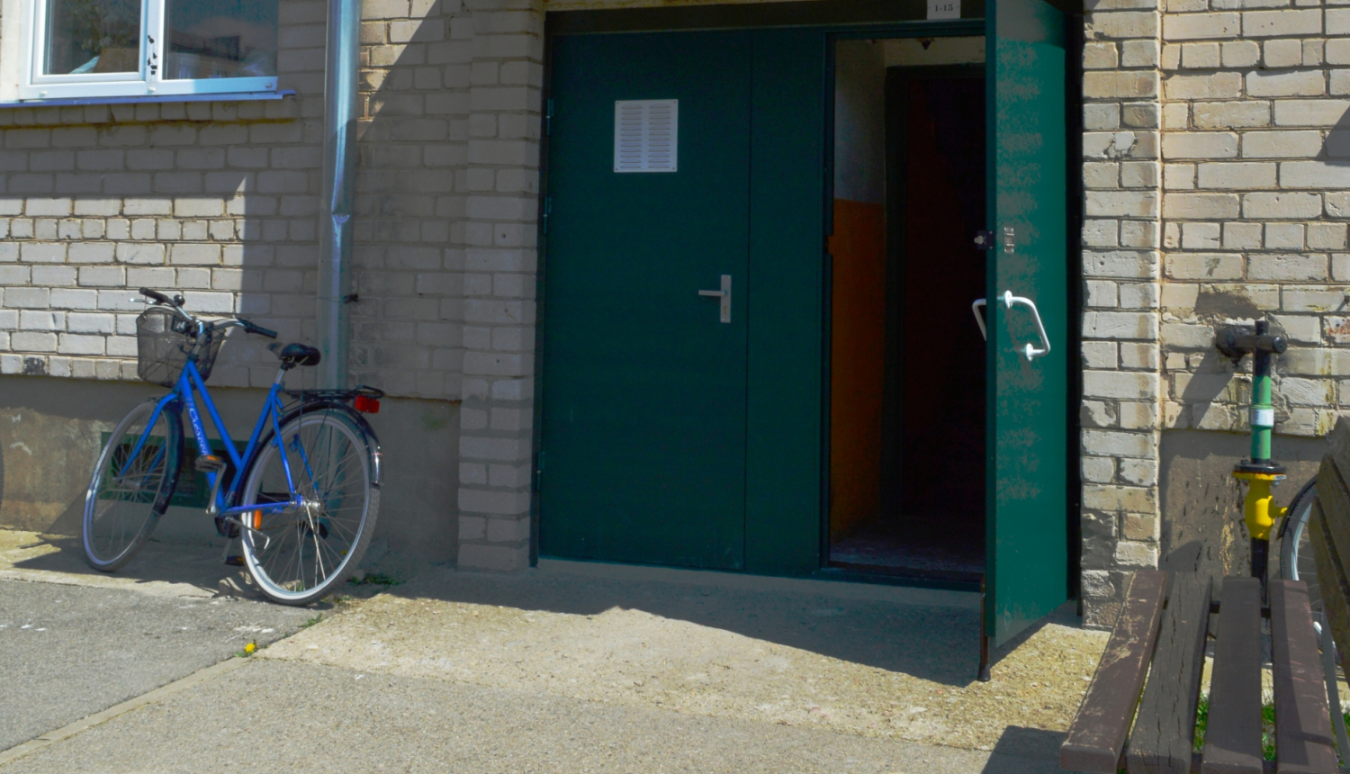 Jaunas daudzdzīvokļu ēkas ārdurvis