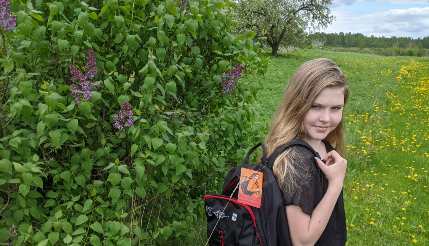 Meitene ar mugursomu