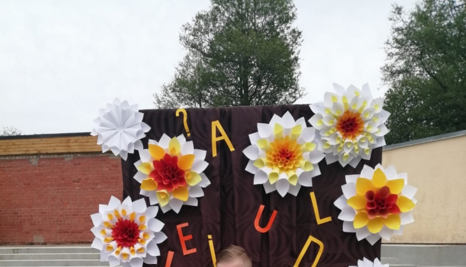 Raivo Rubīns lasa grāmatu