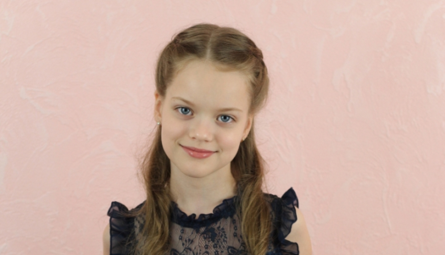 D.Lovčinovska ar konkursa laureātes diplomiem