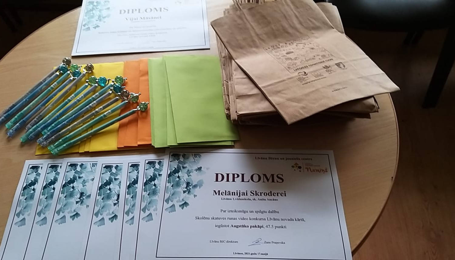 Diplomi, pildspalvas un aploksnes