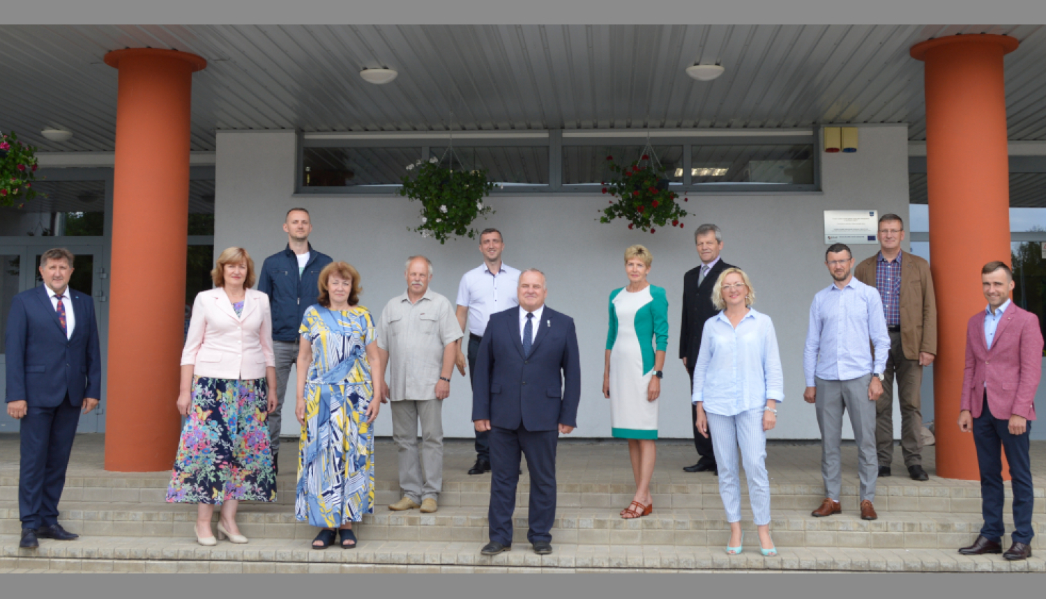 Domes deputāti uz Kultūras centra pakāpieniem