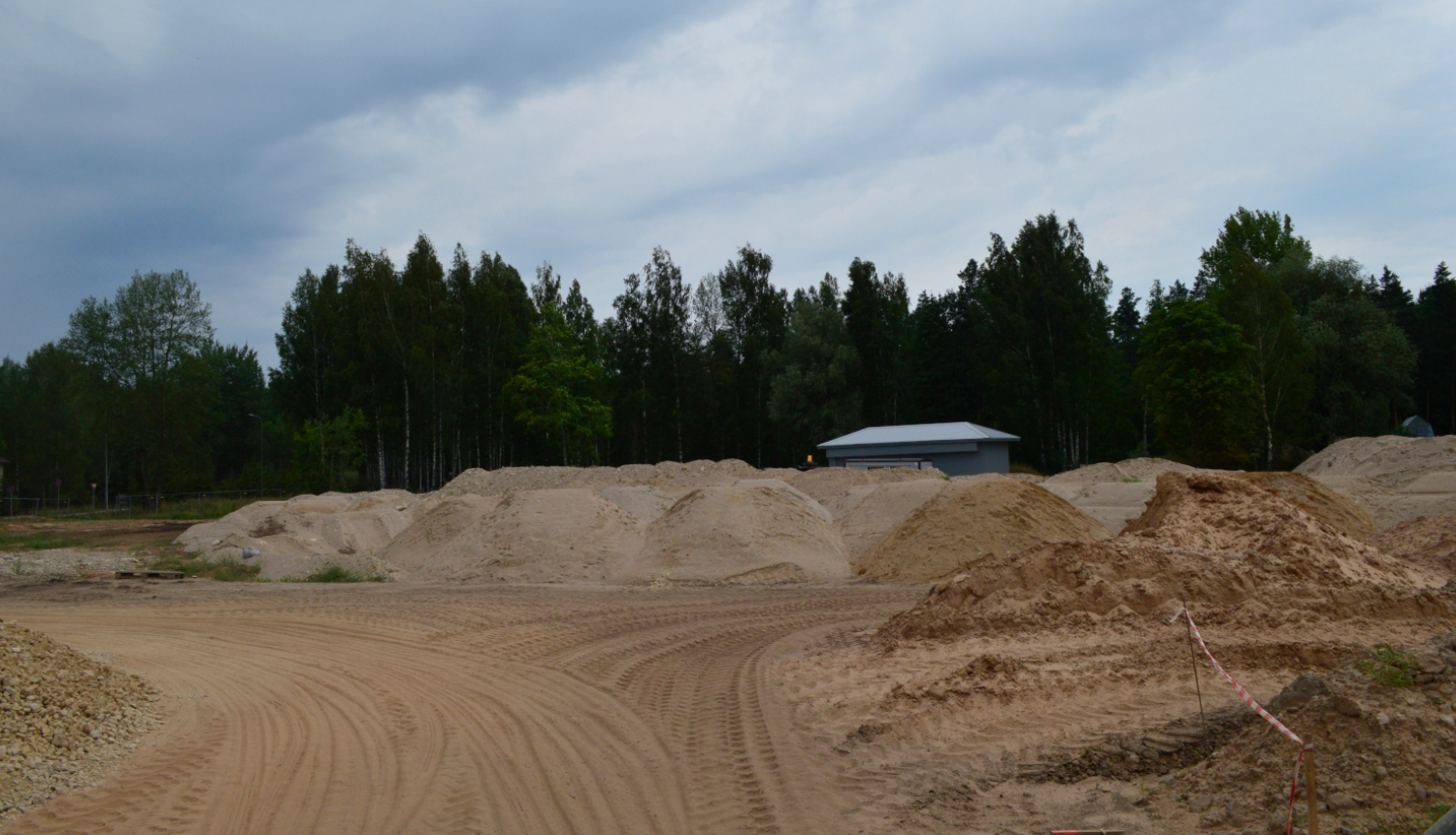 Būvdarbu teritorija ar šķembu kaudzēm