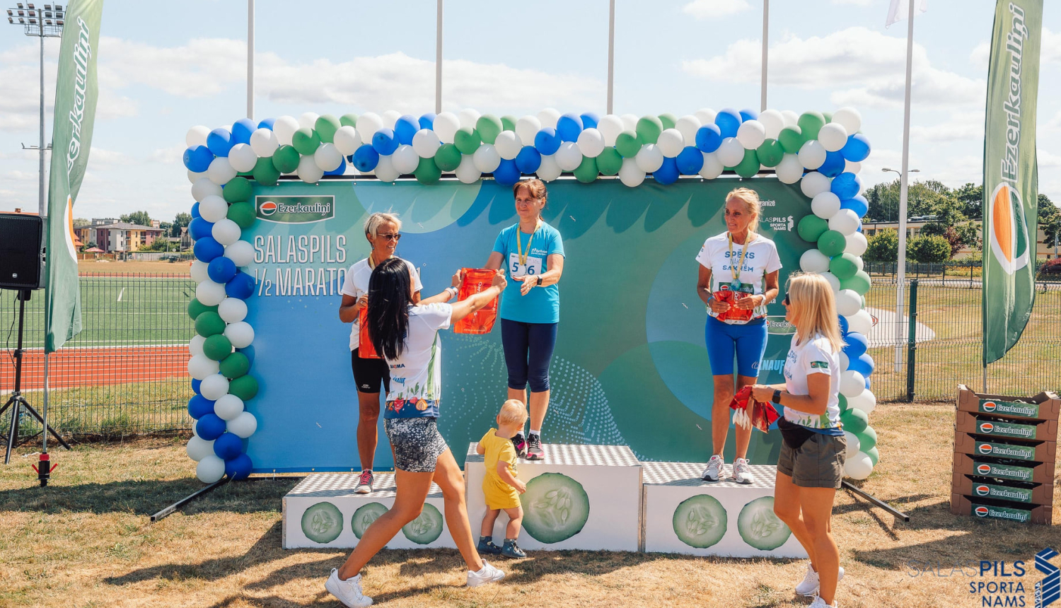 Apbalvošana uz piedestāla