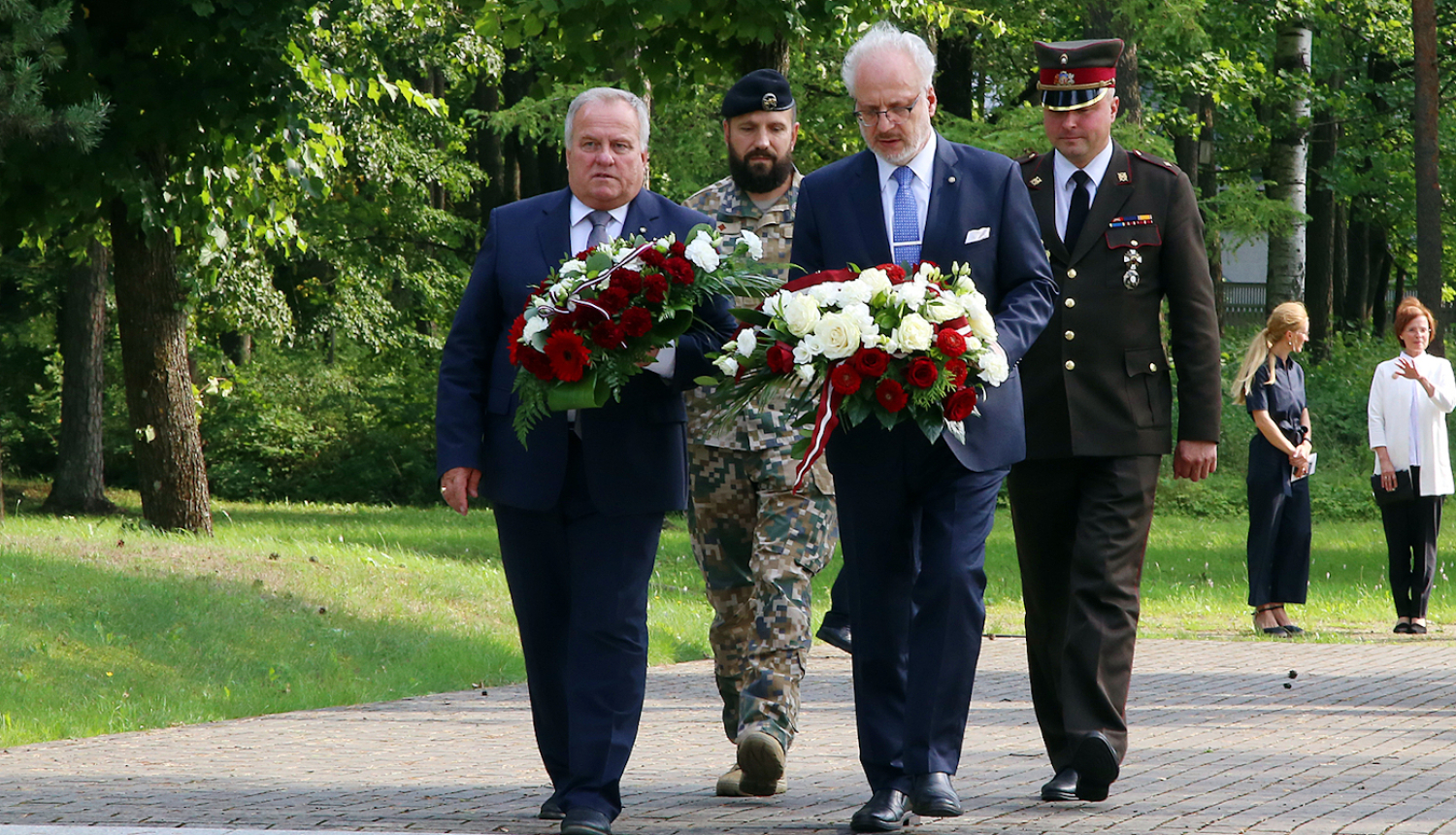 Domes priekšsēdētājs un Valsts prezidents dodas nolikt ziedus pie atbrīvošanas pieminekļa