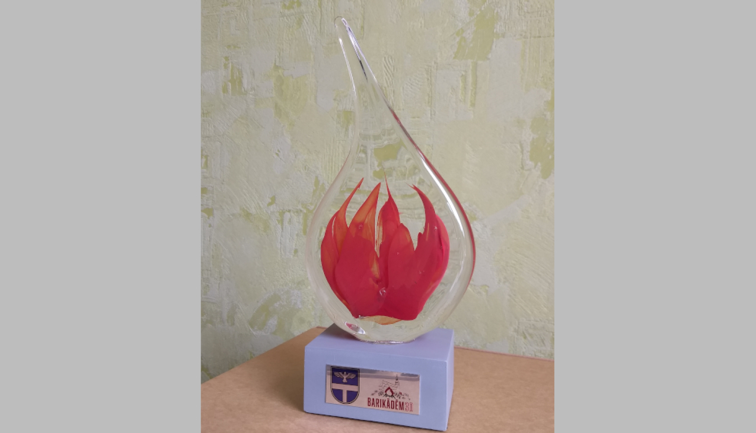 Balva - no stikla darināta liesma, kas piestiprināta uz pamatnes
