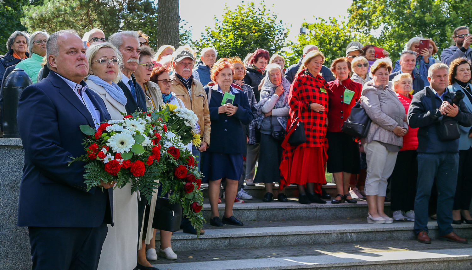 Cilvēki stāv uz pakāpieniem