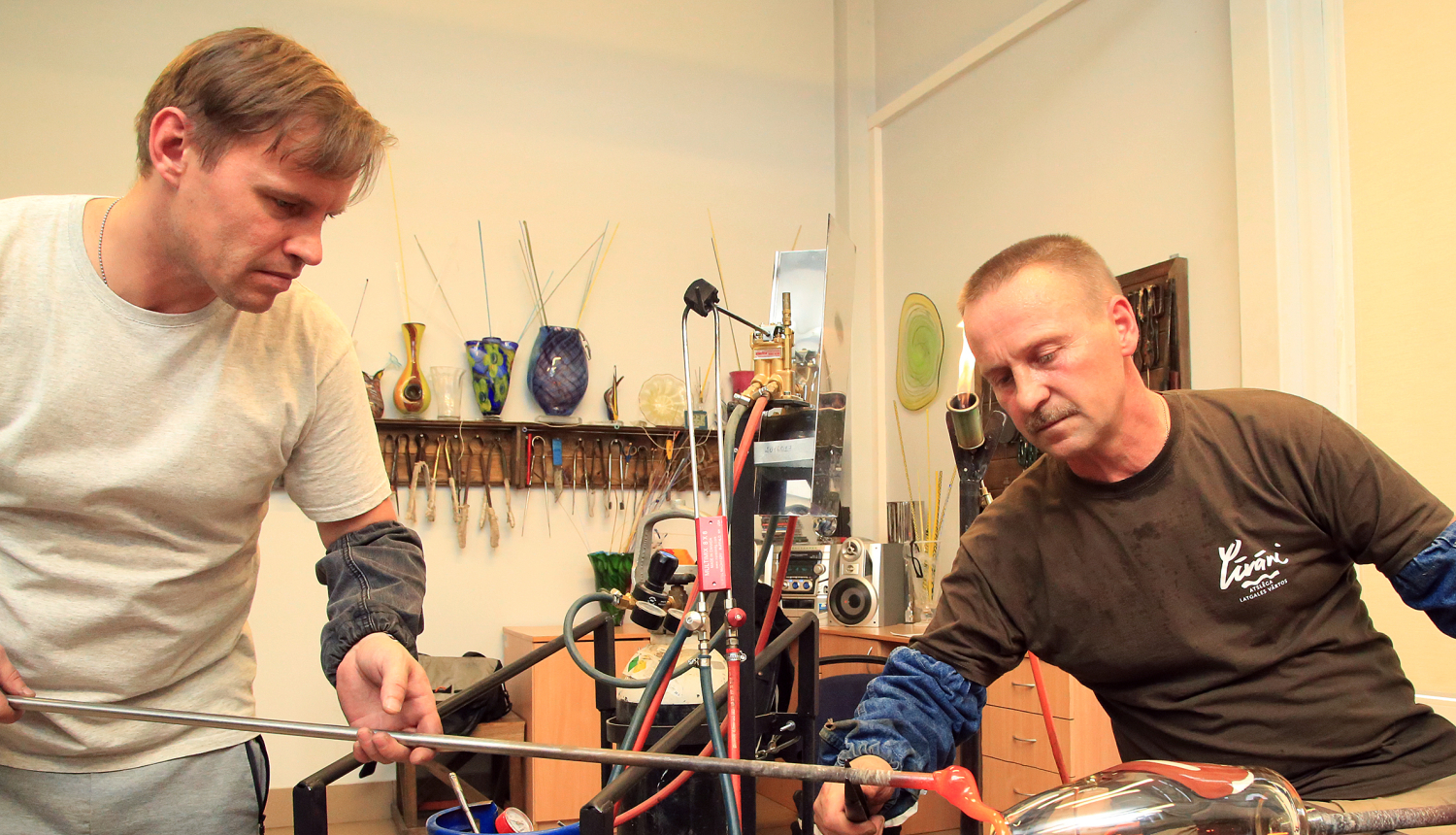 Stikla pūtēji veido stikla trauku