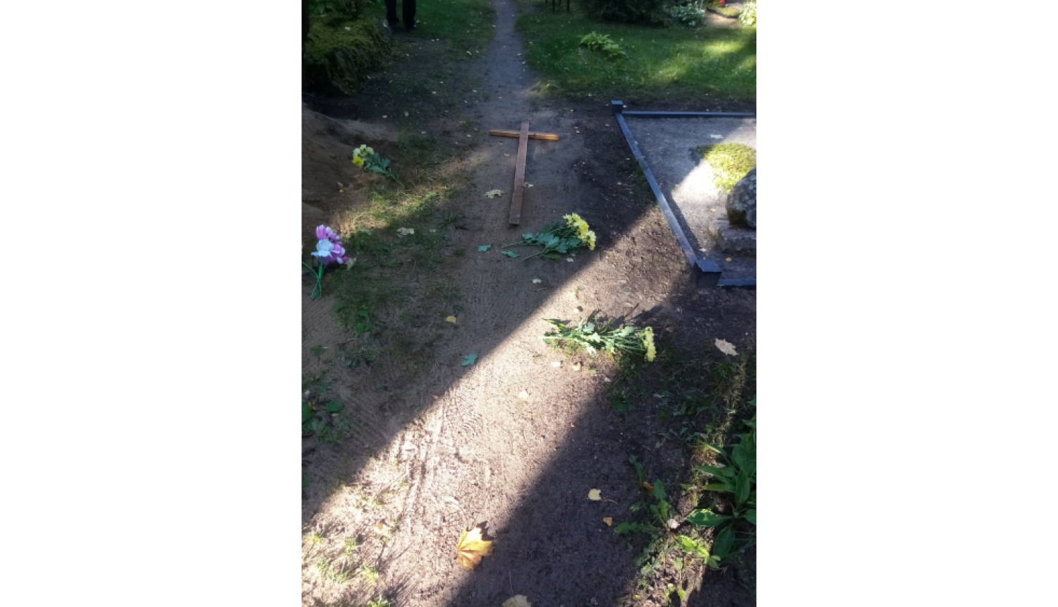 Kapu krusts nomests uz kapsētas celiņa