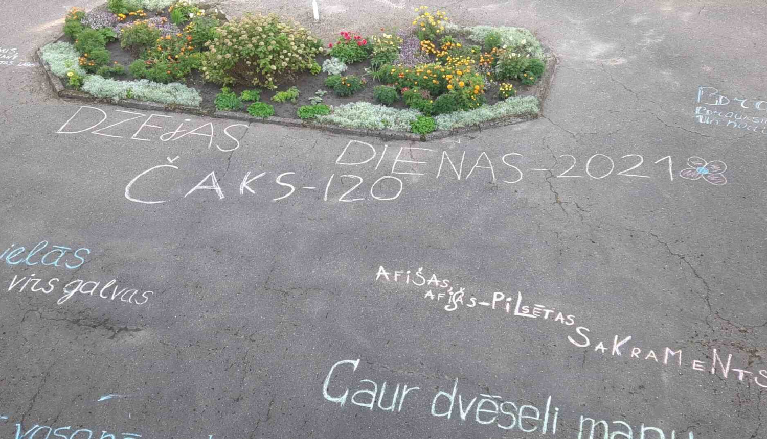 Ar krītu rakstīts uz asfalta