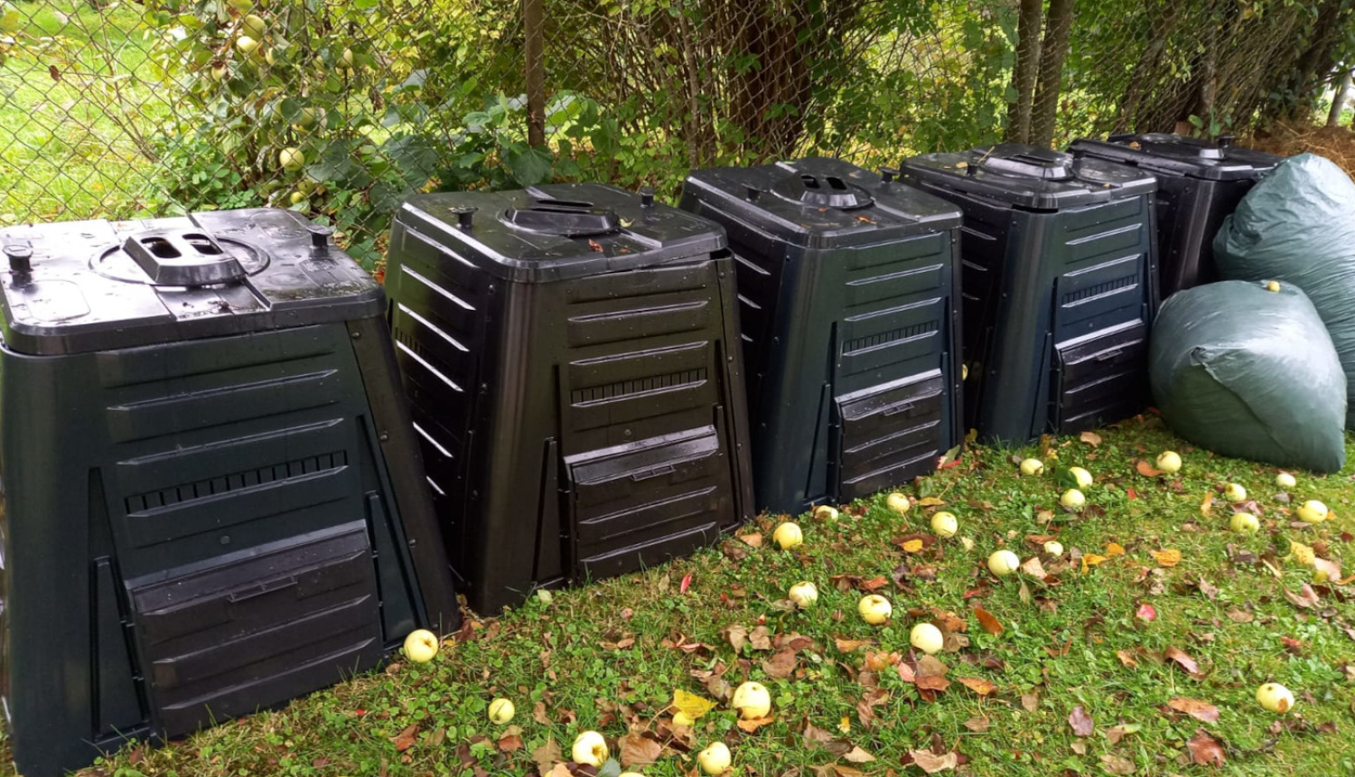 Komposta konteineri un maisi