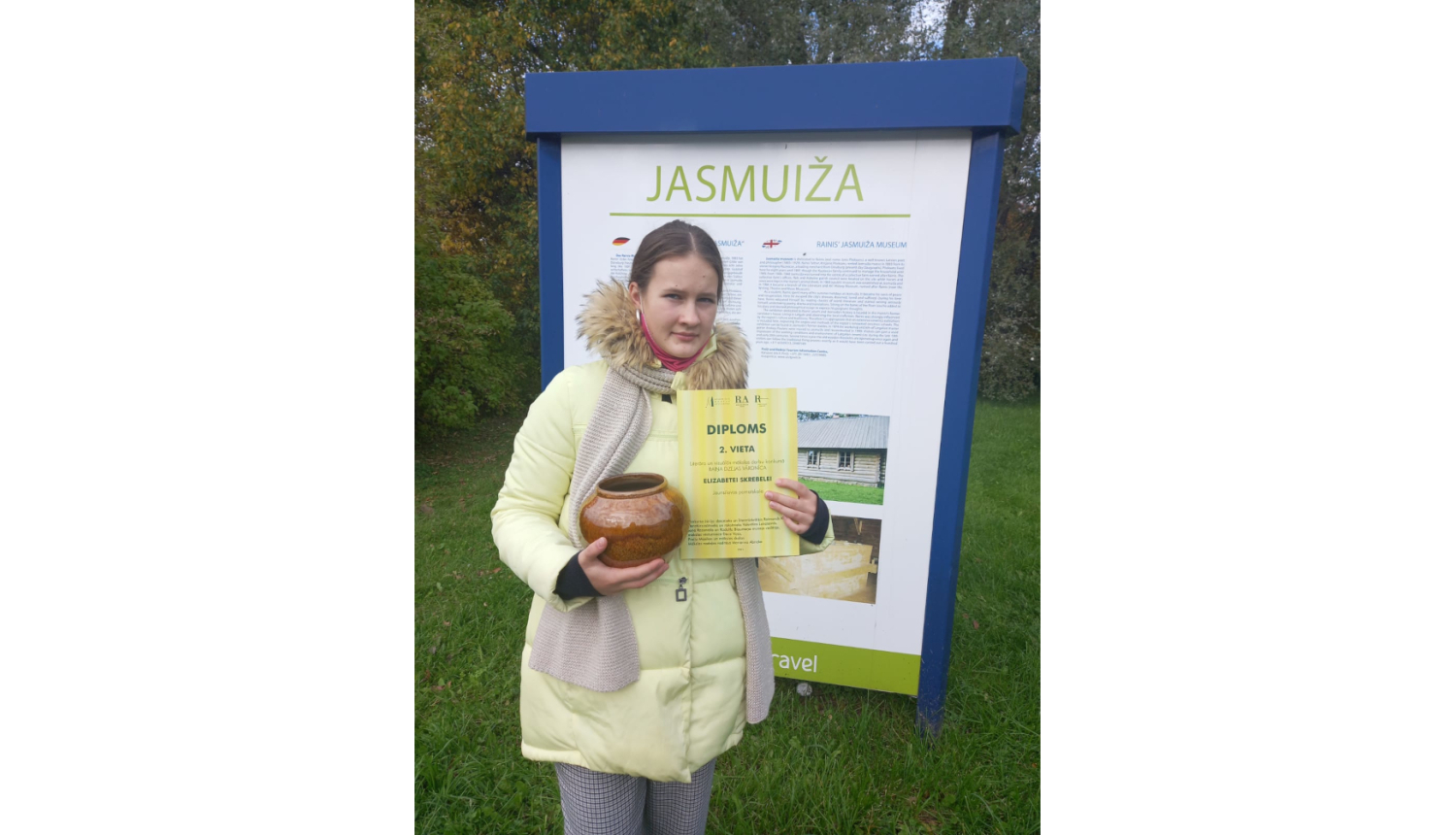 Meitene ar diplomu un māla trauciņu