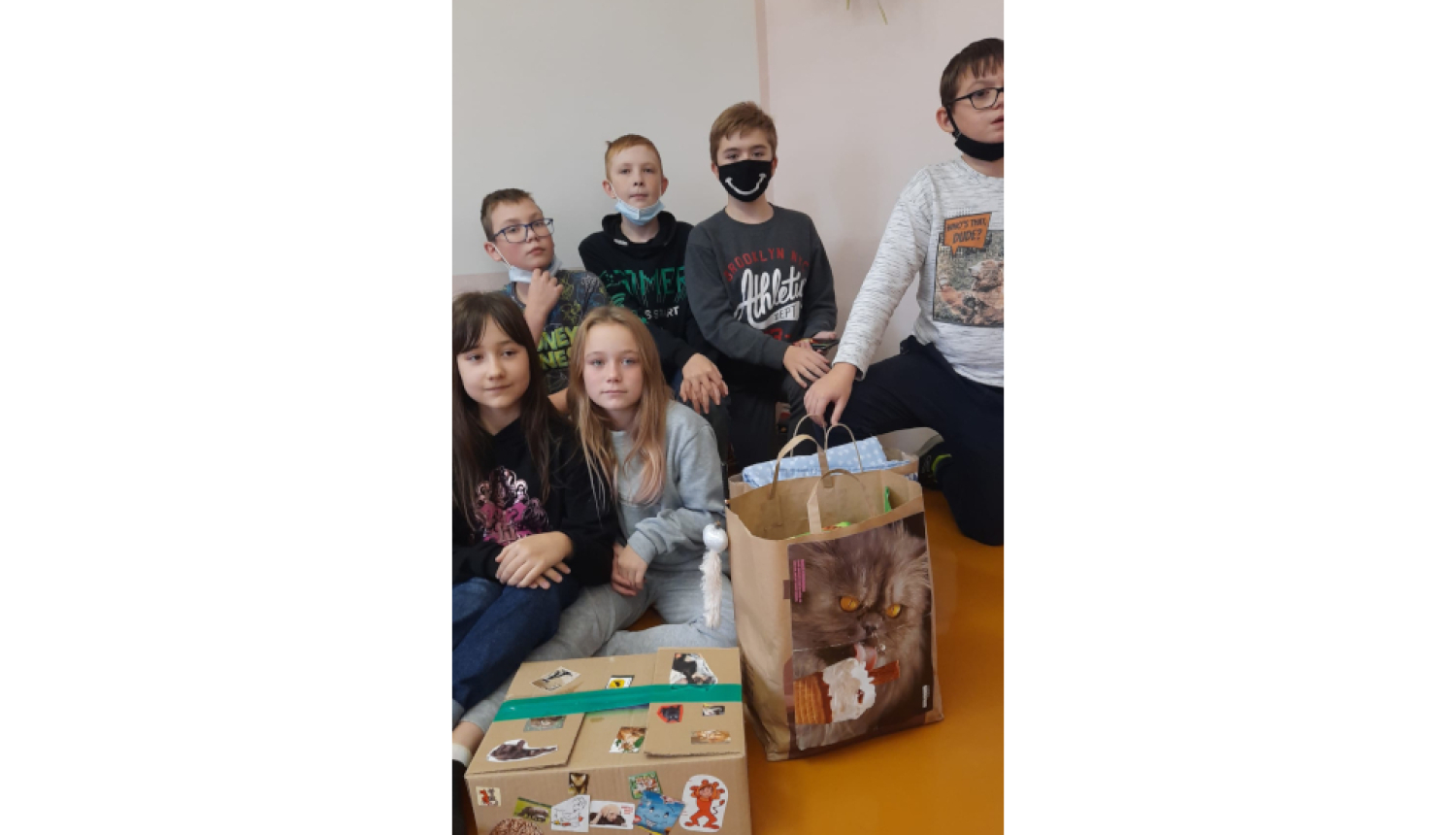 Bērni ar dāvanu maisiem