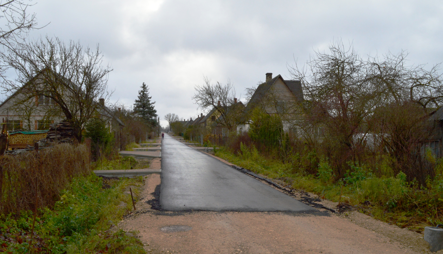 Iela rudeņi, kas nesen noasfaltēta