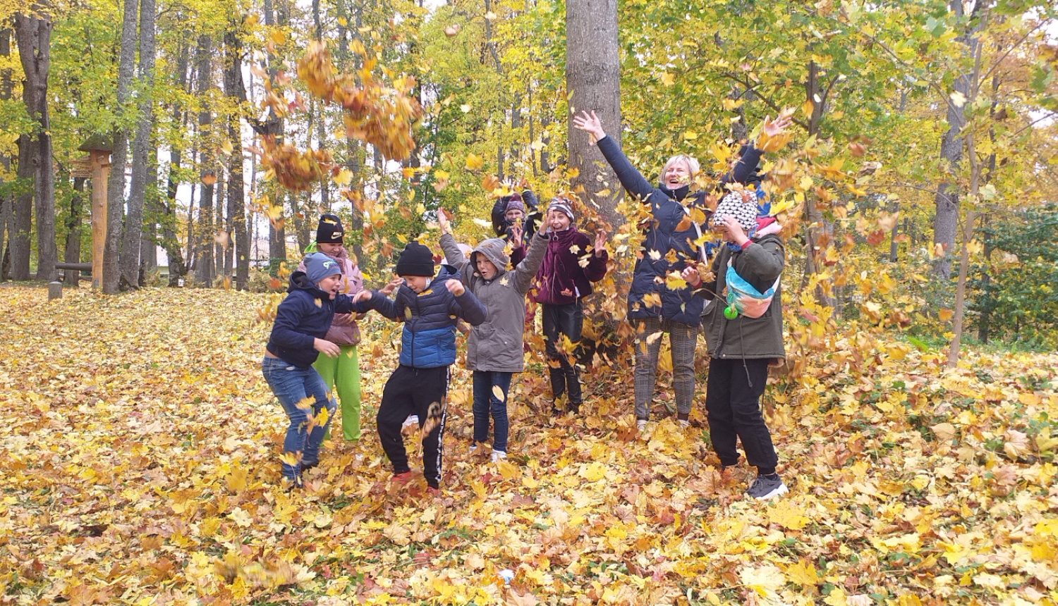 Bērni rudens lapās