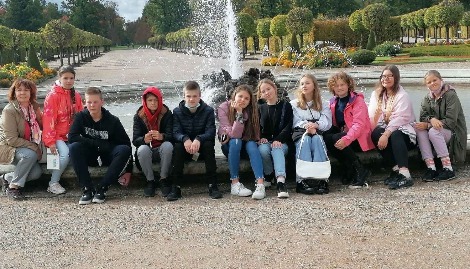 Bērni pie strūklakas