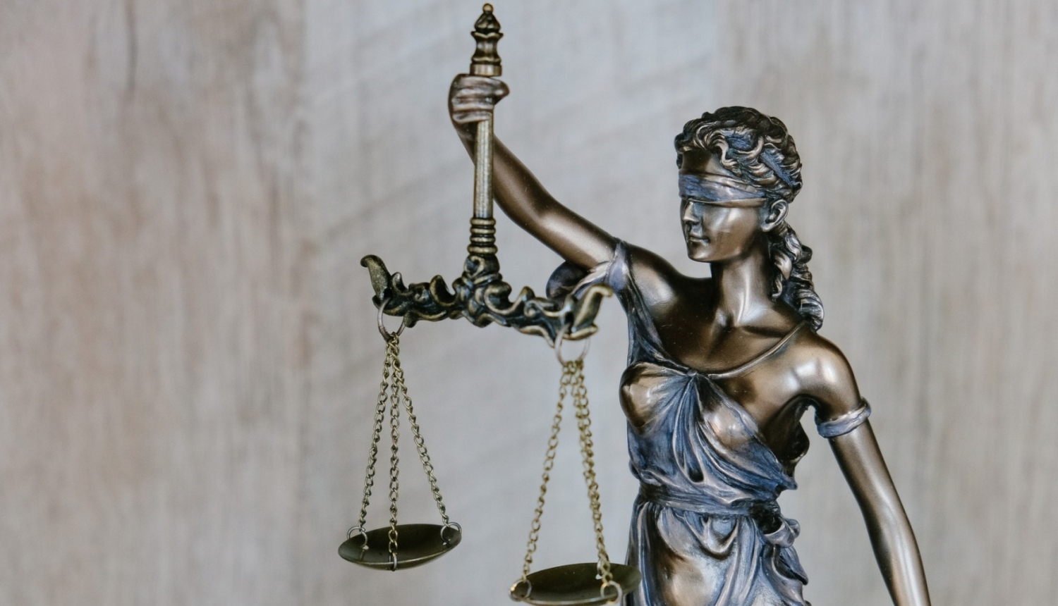 Temīdas statuja ar svariem
