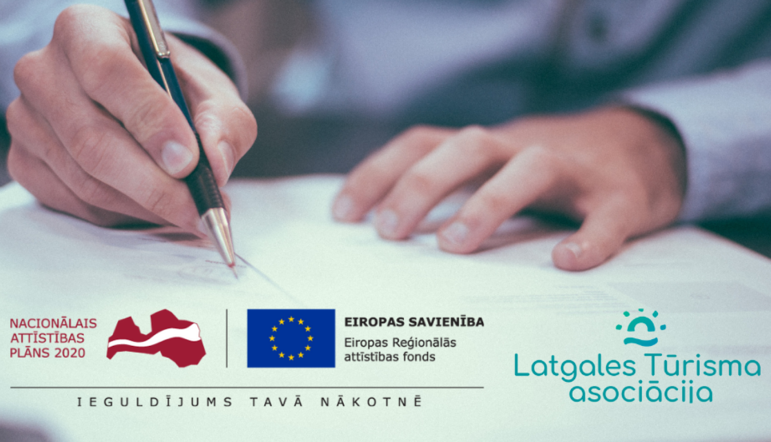 Cilvēka rokas ar pildspalvu kaut ko paraksta