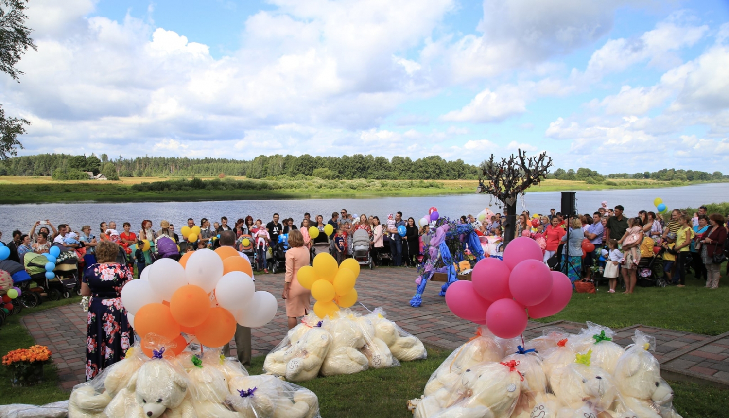 Skats no Bebīšu svētkiem pie Līvānu stikla un amatniecības centra