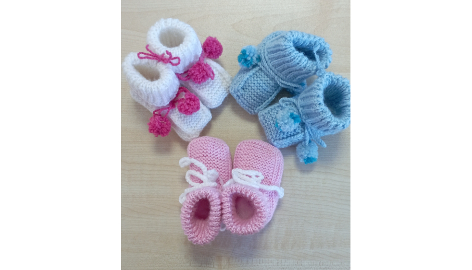 Trīs pāri krāsainu adītu zīdaiņu zābaciņu