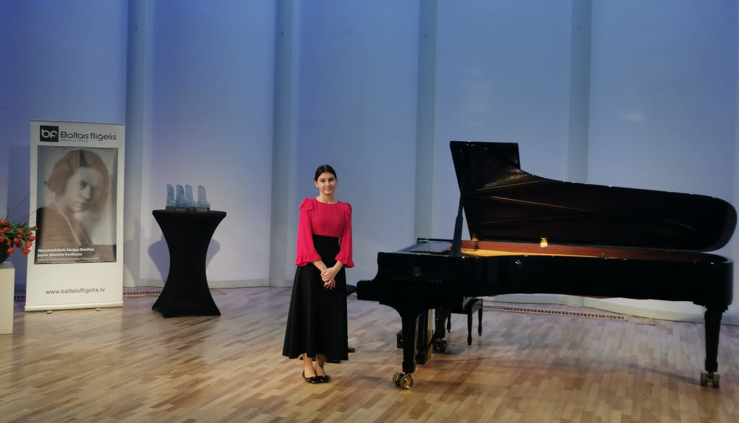 Meitene pie flīģeļa