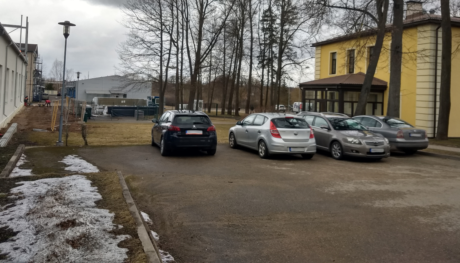 Stāvlaukums ar automašīnām