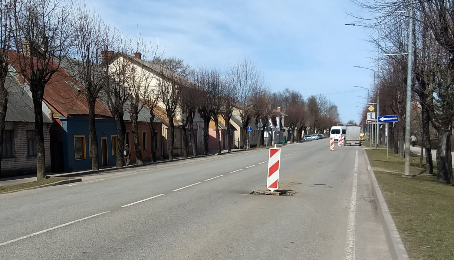 Rīgas iela un zīmes par aku apbraukšanu