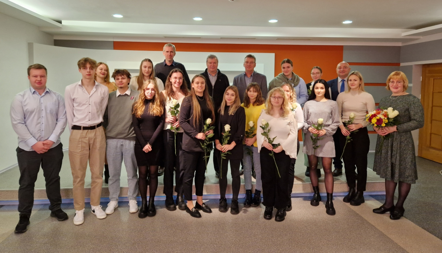 Stipendiju pasniegšanas ceremonija - 17 jaunieši kopā ar stipendiju mecenātiem