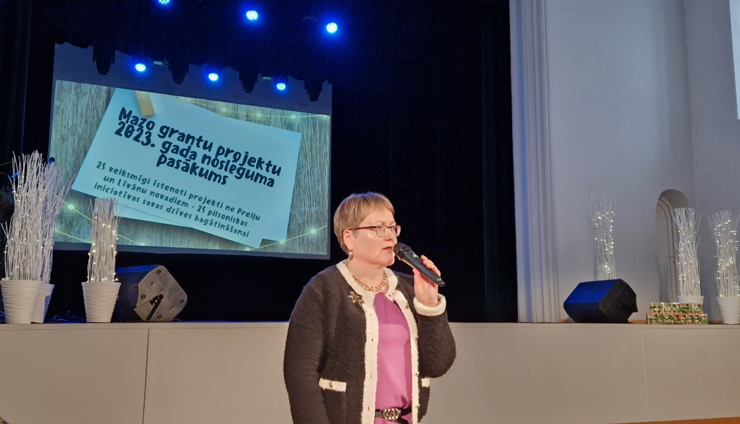 sieviete runā mikrofonā