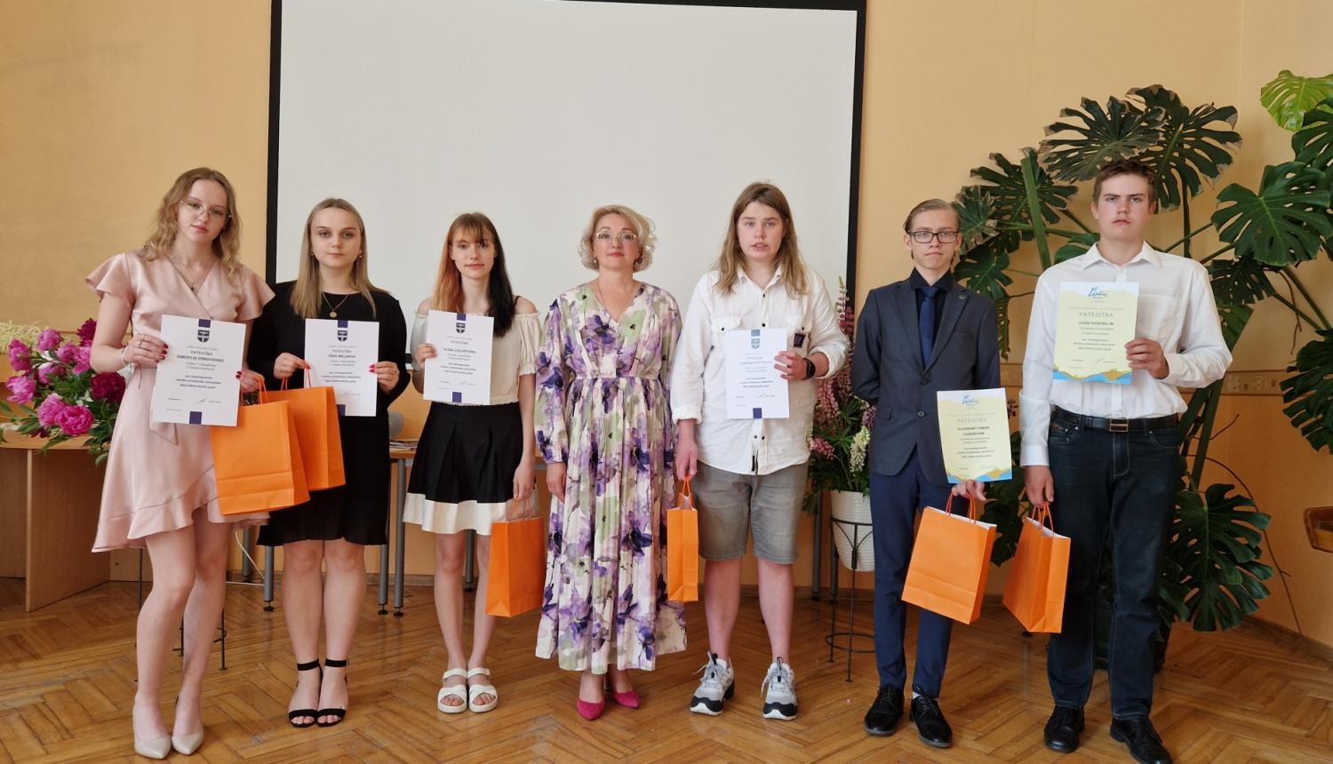 skolēni ar diplomiem