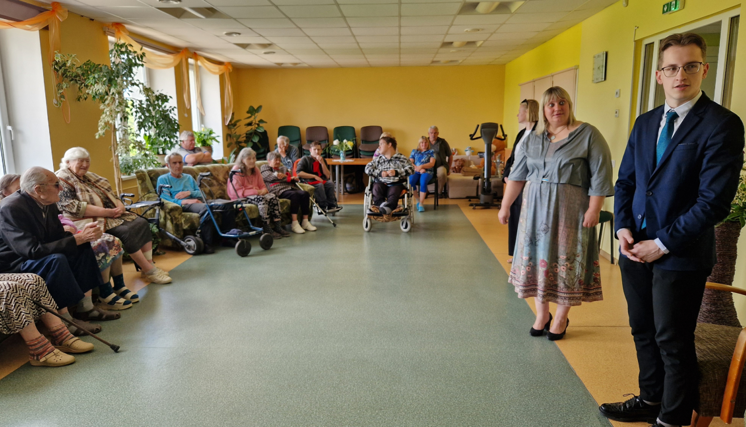 daudz cilvēku veco ļaužupansionātā