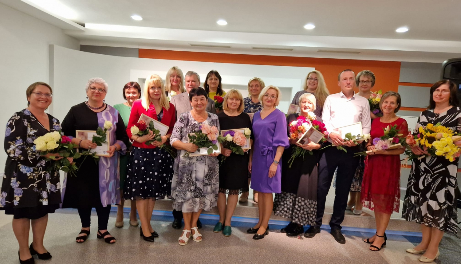 Līvānu novada pedagogi, Radošās stipendijas saņēmēji ar ziediem rokās. 